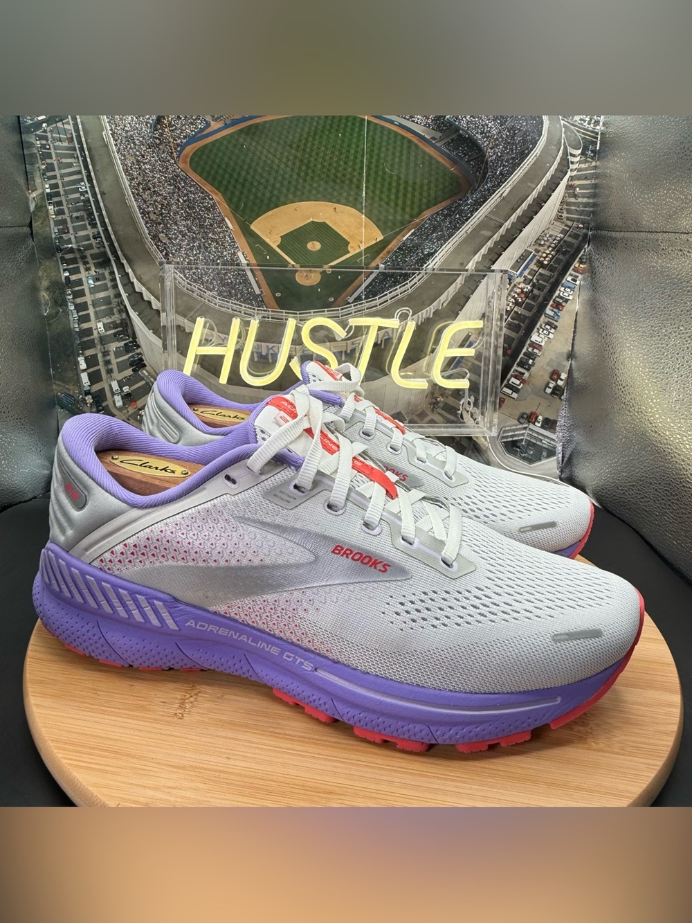 BROOKS Adrenaline GTS 22 White/Coral/Purple Women’s Size 10.5 (B)
